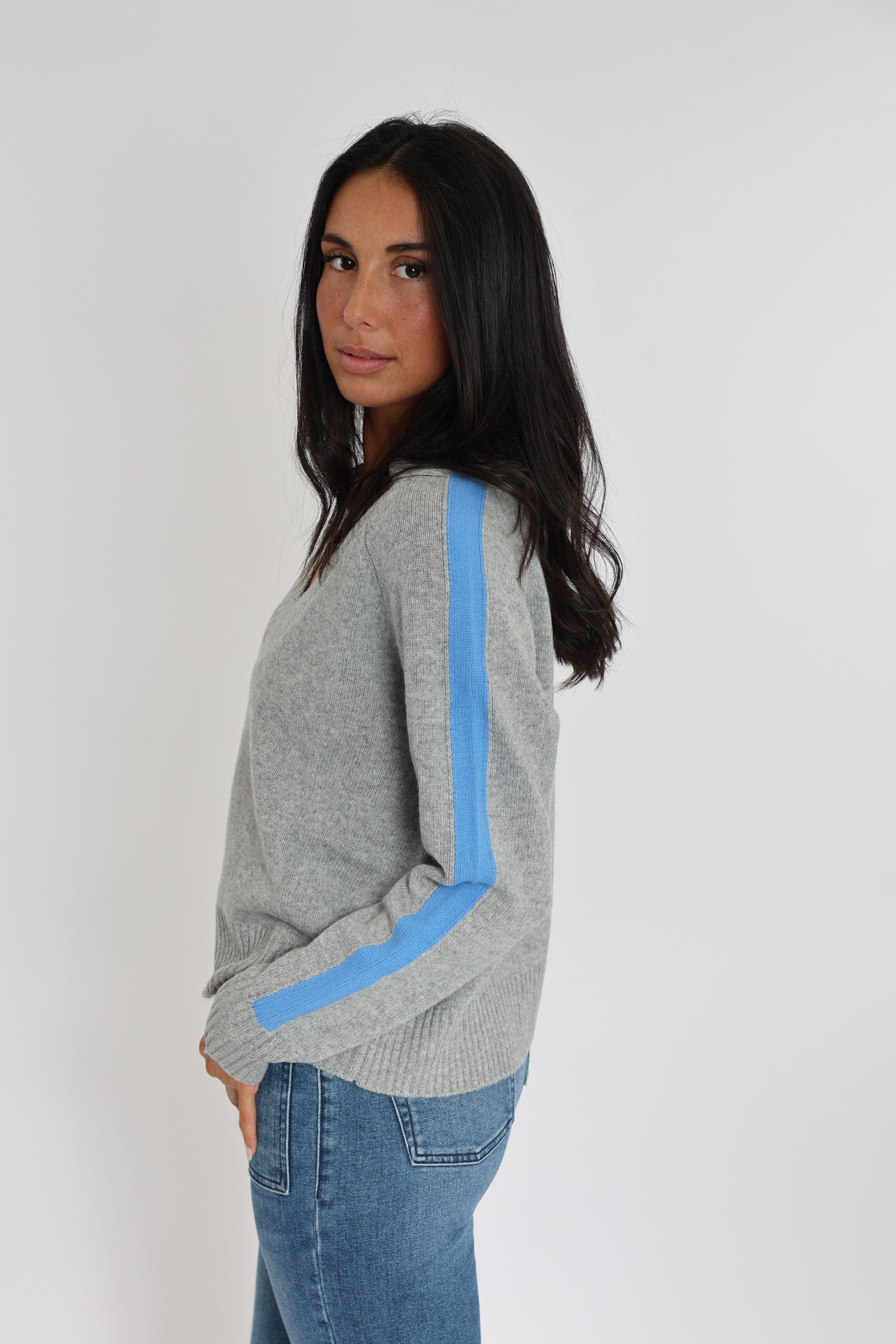 ASTRID PULL COL V GRIS CHINE/BLUE