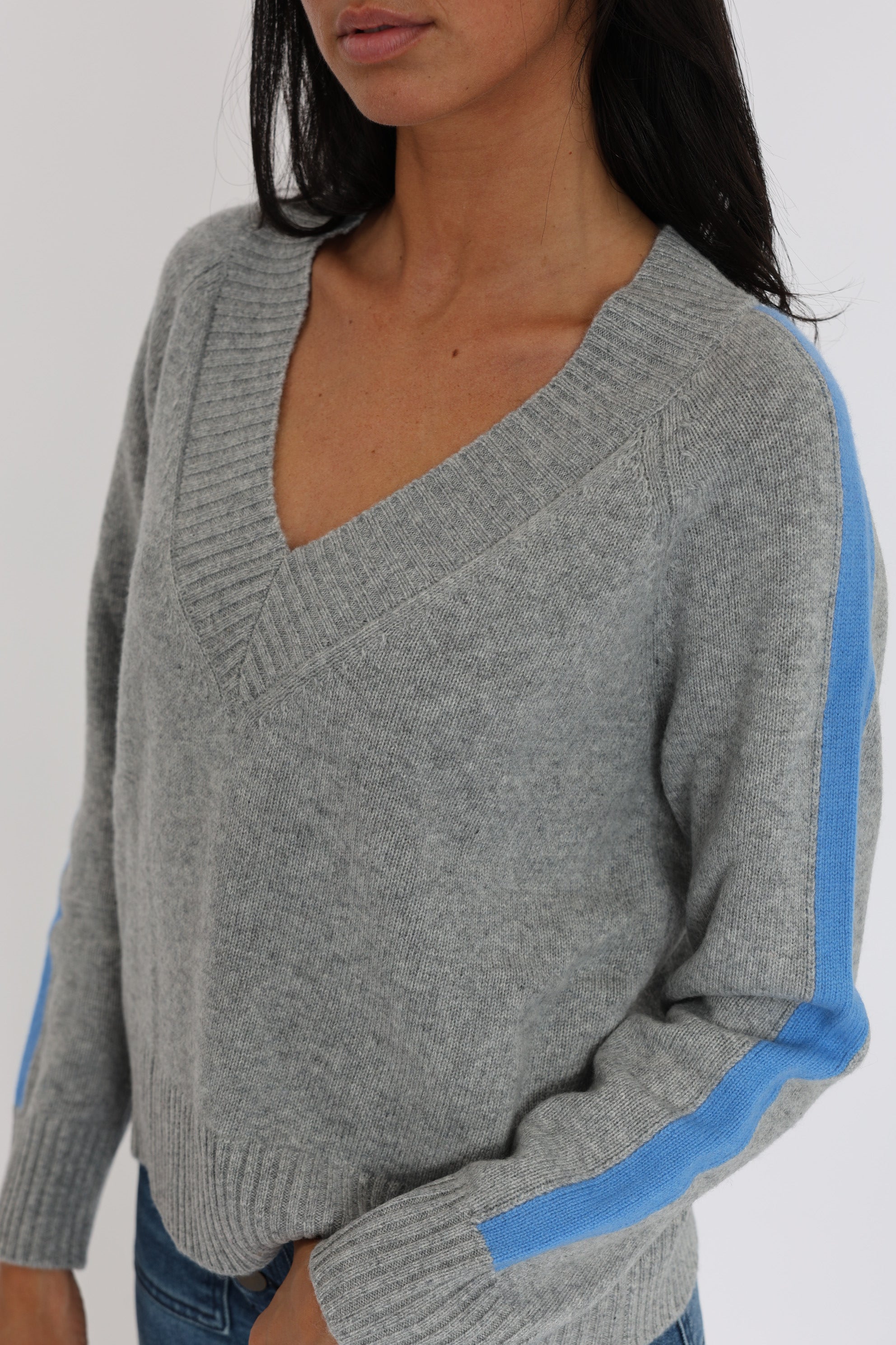 ASTRID PULL COL V GRIS CHINE/BLUE